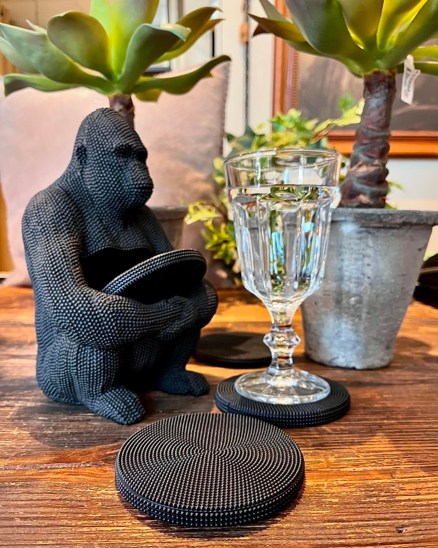 Gorilla med glasunderlägg