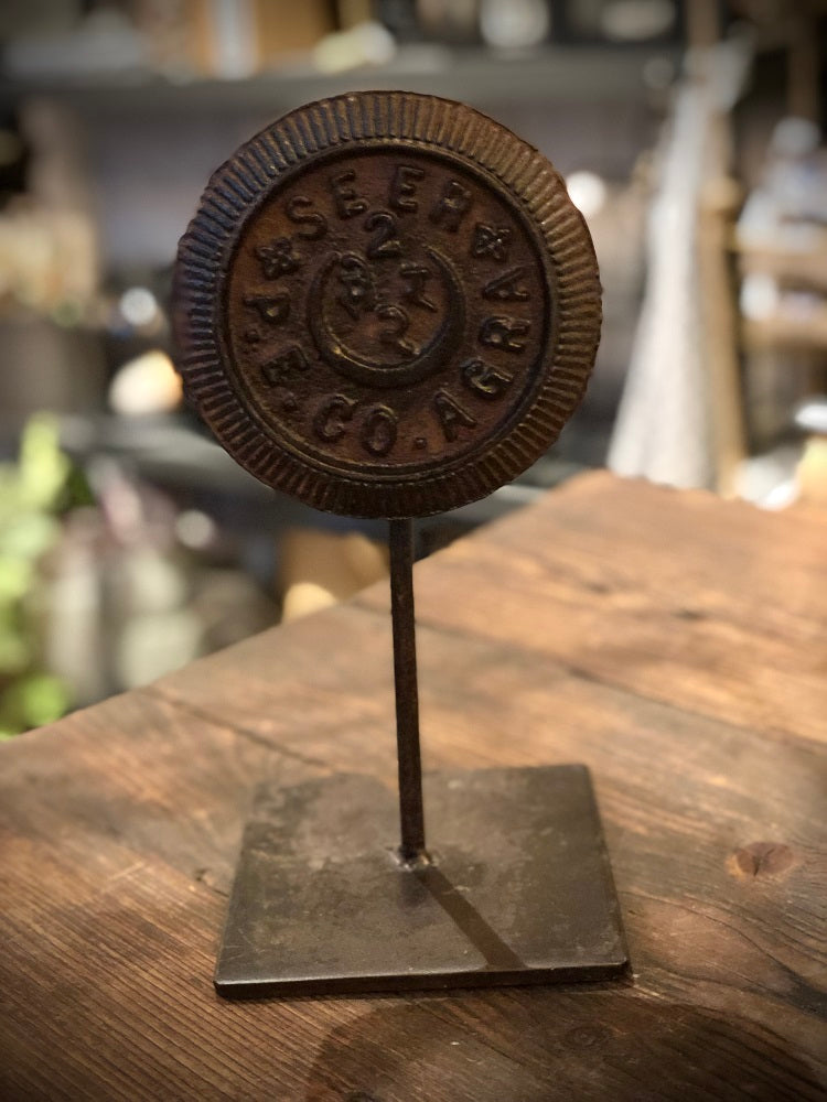 Prydnad i järn på stativ